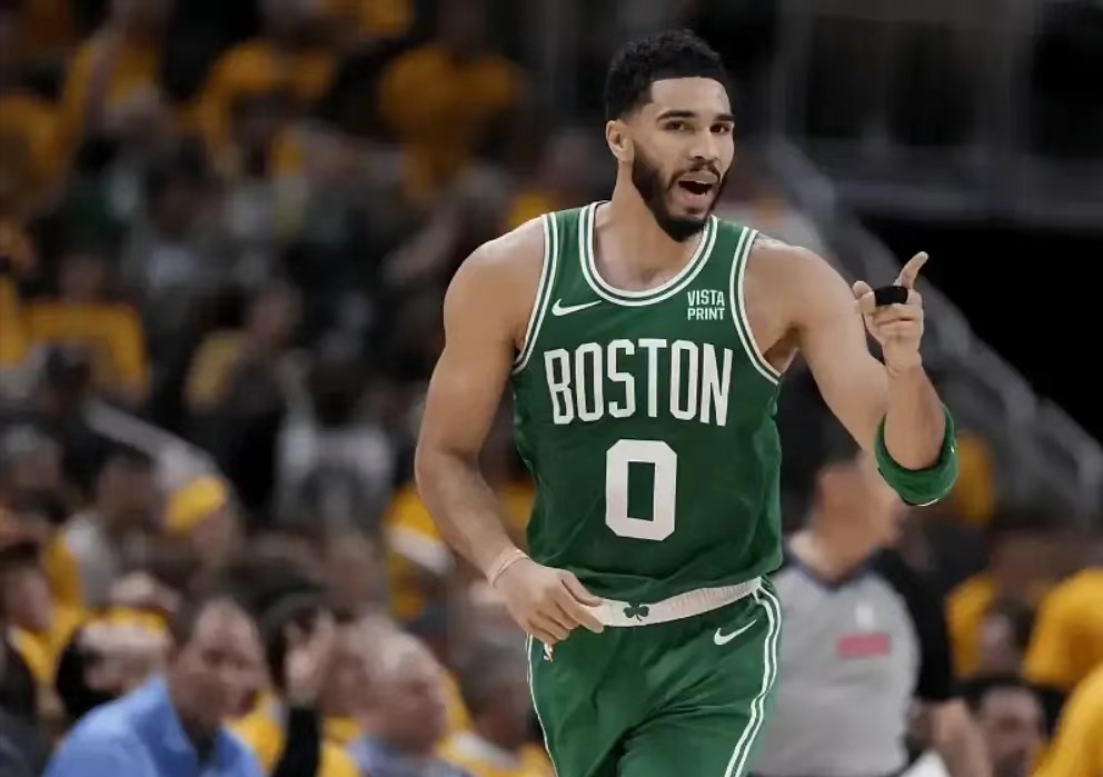 包含比赛规则变更引发热议！，塔图姆在独行侠比赛中反败为胜全场沸腾不已的词条