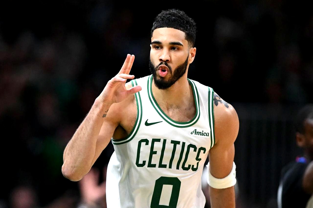 包含比赛规则变更引发热议！，塔图姆在独行侠比赛中反败为胜全场沸腾不已的词条