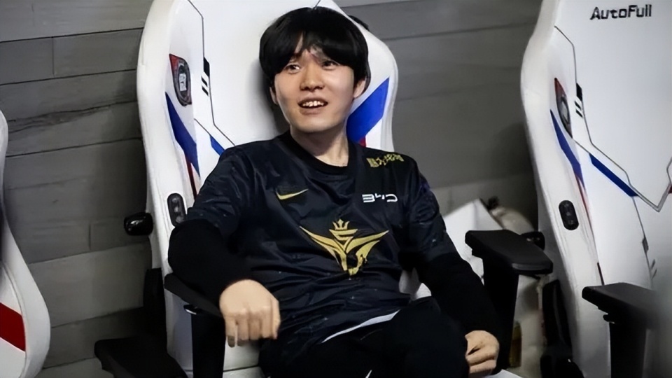 NG体育-包含Rookie迎来二十赛季高光表现，FPX球迷沸腾！的词条