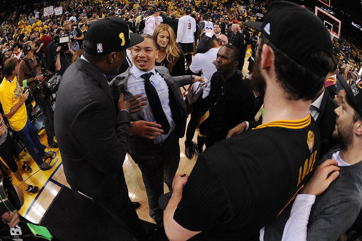 NG体育-蒂姆重要时刻大比分获胜，塞尔维亚队带队取胜！引发球迷热议(塞尔维亚队足球)